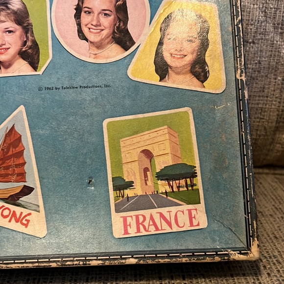 Vintage Lennon Sisters Traveling Case w/ 3 Dolls, Stands, 41 Costumes/Accesories - Picture 12 of 16